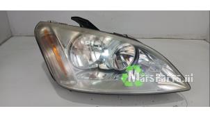 Używane Reflektor prawy Ford Focus 2 Wagon 1.6 TDCi 16V 110 Cena € 40,00 Procedura marży oferowane przez Autodemontagebedrijf De Mars