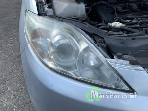 Używane Reflektor prawy Mazda 5 (CR19) 2.0i 16V Cena € 50,00 Procedura marży oferowane przez Autodemontagebedrijf De Mars