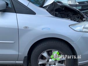 Używane Blotnik prawy przód Mazda 5 (CR19) 2.0i 16V Cena € 40,00 Procedura marży oferowane przez Autodemontagebedrijf De Mars