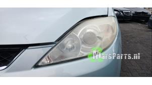 Begagnade Strålkastare, vänster Mazda 5 (CR19) 1.8i 16V Pris € 50,00 Marginaltabell erbjuds av Autodemontagebedrijf De Mars