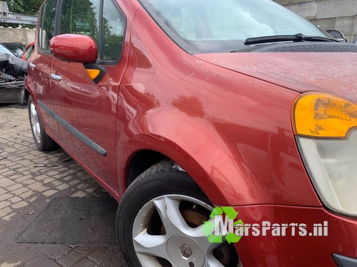 Blotnik prawy przód z Renault Modus/Grand Modus (JP) 1.4 16V 2005