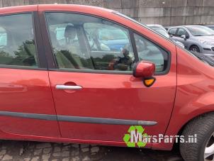 Używane Drzwi prawe przednie wersja 4-drzwiowa Renault Modus/Grand Modus (JP) 1.4 16V Cena € 40,00 Procedura marży oferowane przez Autodemontagebedrijf De Mars