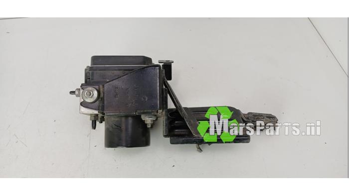 ABS-pump från en Volkswagen Polo V (6R) 1.2 TDI 12V BlueMotion 2012