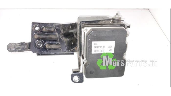 ABS-pump från en Volkswagen Polo V (6R) 1.2 TDI 12V BlueMotion 2012