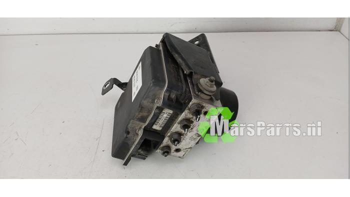 ABS-pump från en Volkswagen Polo V (6R) 1.2 TDI 12V BlueMotion 2012