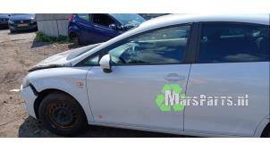 Begagnade Dörr, 4-dörrars, vänster fram Seat Leon (1P1) 1.2 TSI Pris € 100,00 Marginaltabell erbjuds av Autodemontagebedrijf De Mars