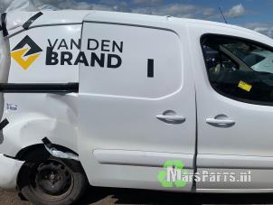 Używane Drzwi prawe tylne wersja 4-drzwiowa Peugeot Partner (GC/GF/GG/GJ/GK) 1.6 BlueHDi 100 Cena € 300,00 Procedura marży oferowane przez Autodemontagebedrijf De Mars