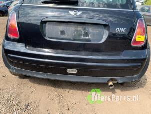 Begagnade Bakre stötfångare BMW Mini One/Cooper (R50) 1.6 16V One Pris € 75,00 Marginaltabell erbjuds av Autodemontagebedrijf De Mars