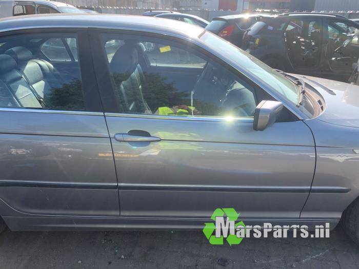 Framdörr, 4-dörrars, höger från en BMW 3 serie (E46/4) 316i 16V 2003