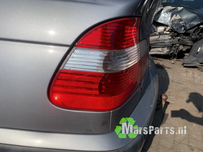 Baklykta, vänster från en BMW 3 serie (E46/4) 316i 16V 2003