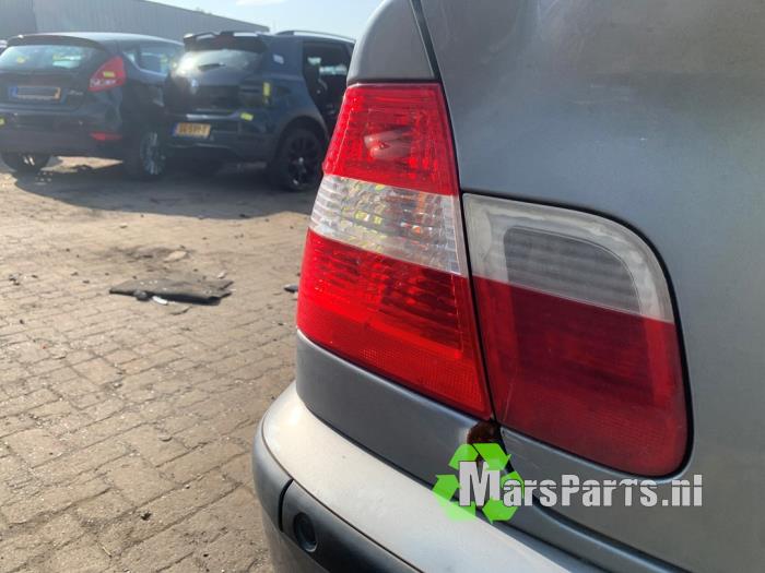 Baklykta, vänster från en BMW 3 serie (E46/4) 316i 16V 2003