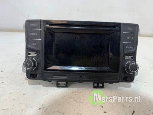 Używane Radioodtwarzacz CD Volkswagen Polo V (6R) 1.4 TDI 12V 90 Cena € 125,00 Procedura marży oferowane przez Autodemontagebedrijf De Mars