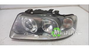 Używane Reflektor lewy Audi A3 (8L1) 1.6 Cena € 50,00 Procedura marży oferowane przez Autodemontagebedrijf De Mars