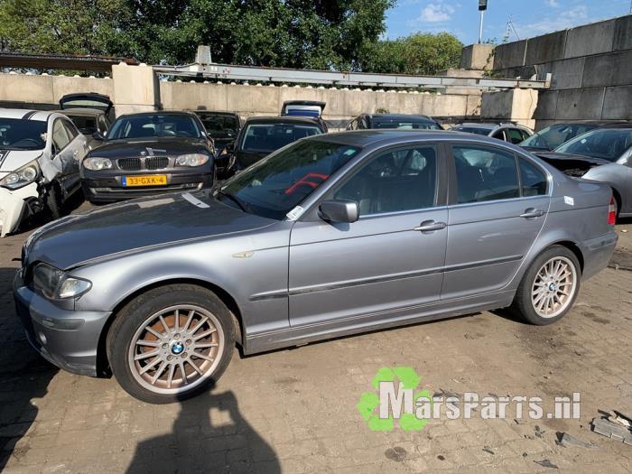 Spindel, vänster fram från en BMW 3 serie (E46/4) 316i 16V 2003