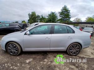 Begagnade Främre bromsok, vänster Volkswagen Jetta III (1K2) 1.6 Pris € 40,00 Marginaltabell erbjuds av Autodemontagebedrijf De Mars