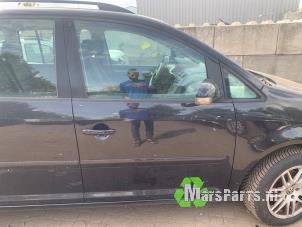 Używane Drzwi prawe przednie wersja 4-drzwiowa Volkswagen Touran (1T1/T2) 1.6 FSI 16V Cena € 40,00 Procedura marży oferowane przez Autodemontagebedrijf De Mars