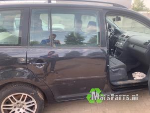 Używane Drzwi prawe tylne wersja 4-drzwiowa Volkswagen Touran (1T1/T2) 1.6 FSI 16V Cena € 40,00 Procedura marży oferowane przez Autodemontagebedrijf De Mars