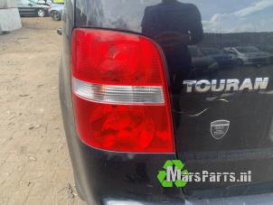 Używane Tylne swiatlo pozycyjne lewe Volkswagen Touran (1T1/T2) 1.6 FSI 16V Cena € 30,00 Procedura marży oferowane przez Autodemontagebedrijf De Mars