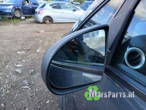 Używane Lusterko zewnetrzne lewe Mitsubishi Colt (Z2/Z3) 1.3 16V Cena € 50,00 Procedura marży oferowane przez Autodemontagebedrijf De Mars