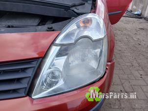 Używane Reflektor lewy Renault Modus/Grand Modus (JP) 1.6 16V Cena € 50,00 Procedura marży oferowane przez Autodemontagebedrijf De Mars