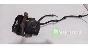 Używane Zacisk hamulcowy prawy tyl Volkswagen Caddy Cargo V (SBA/SBH) 2.0 TDI BlueMotionTechnology Cena € 60,00 Procedura marży oferowane przez Autodemontagebedrijf De Mars