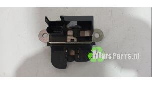 Gebruikte Slotmechaniek Achterklep Volkswagen Polo V (6R) 1.2 TSI 16V BlueMotion Technology Prijs € 25,00 Margeregeling aangeboden door Autodemontagebedrijf De Mars