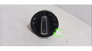 Używane Przelacznik swiatel Volkswagen Polo V (6R) 1.2 TSI 16V BlueMotion Technology Cena € 20,00 Procedura marży oferowane przez Autodemontagebedrijf De Mars