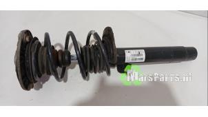 Gebruikte Schokdemperpoot rechts-voor BMW 1 serie (F20) 114i 1.6 16V Prijs € 85,00 Margeregeling aangeboden door Autodemontagebedrijf De Mars