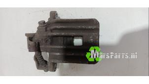 Używane Zacisk hamulcowy prawy tyl Volkswagen Polo V (6R) 1.2 TSI 16V BlueMotion Technology Cena € 40,00 Procedura marży oferowane przez Autodemontagebedrijf De Mars