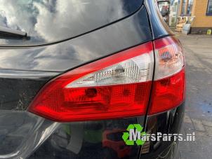 Używane Tylne swiatlo pozycyjne prawe Ford Focus 3 Wagon 1.0 Ti-VCT EcoBoost 12V 125 Cena € 50,00 Procedura marży oferowane przez Autodemontagebedrijf De Mars