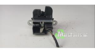 Gebruikte Slotmechaniek Achterklep Volkswagen Polo V (6R) 1.2 TDI 12V BlueMotion Prijs € 30,00 Margeregeling aangeboden door Autodemontagebedrijf De Mars