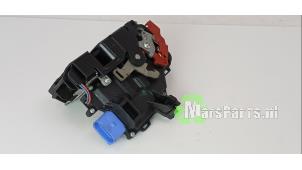 Używane Mechanizm blokady drzwi lewych przednich wersja 4-drzwiowa Volkswagen Touran (1T1/T2) Cena € 25,00 Procedura marży oferowane przez Autodemontagebedrijf De Mars