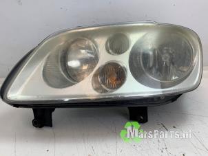 Używane Reflektor lewy Volkswagen Touran (1T1/T2) Cena € 40,00 Procedura marży oferowane przez Autodemontagebedrijf De Mars