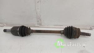 Begagnade Drivaxel, vänster fram Ford Ka II 1.2 Pris € 10,00 Marginaltabell erbjuds av Autodemontagebedrijf De Mars