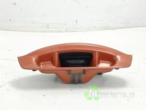 Gebruikte Handgreep Achterklep Nissan Micra (K12) 1.2 16V Prijs € 20,00 Margeregeling aangeboden door Autodemontagebedrijf De Mars