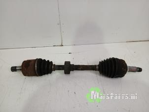 Begagnade Drivaxel, vänster fram Honda CR-V (RD1/3) 2.0i 16V VTEC Pris € 50,00 Marginaltabell erbjuds av Autodemontagebedrijf De Mars