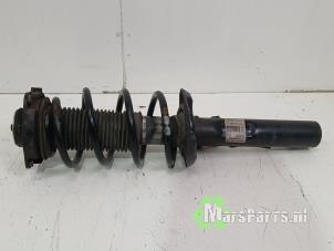 Używane Amortyzator prawy przód Volkswagen Touran (1T1/T2) 1.6 FSI 16V Cena € 40,00 Procedura marży oferowane przez Autodemontagebedrijf De Mars