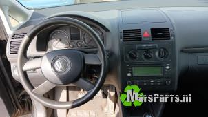 Używane Przelacznik Combi kolumny kierownicy Volkswagen Touran (1T1/T2) 1.6 FSI 16V Cena € 40,00 Procedura marży oferowane przez Autodemontagebedrijf De Mars