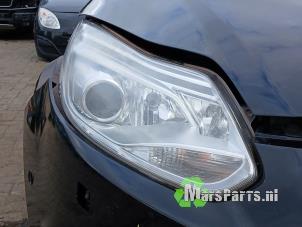 Używane Reflektor prawy Ford Focus 3 Wagon 1.6 TDCi ECOnetic Cena € 350,00 Procedura marży oferowane przez Autodemontagebedrijf De Mars