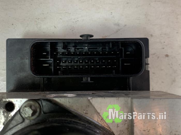 ABS-pump från en Volkswagen Polo V (6R) 1.2 TDI 12V BlueMotion 2011