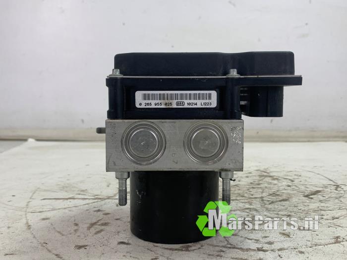 ABS-pump från en Volkswagen Polo V (6R) 1.2 TDI 12V BlueMotion 2011