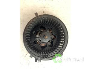 Begagnade Fläktmotor för uppvärmning och ventilation Skoda Superb Combi (3V5) 2.0 TDI Pris € 45,00 Marginaltabell erbjuds av Autodemontagebedrijf De Mars