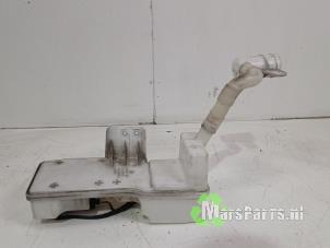 Używane Zbiornik spryskiwacza przód Volkswagen Caddy IV 2.0 TDI 75 Cena € 35,00 Procedura marży oferowane przez Autodemontagebedrijf De Mars