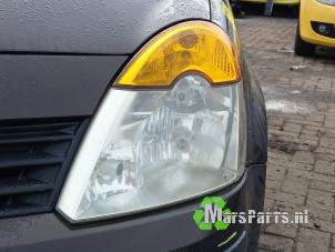 Używane Reflektor lewy Renault Modus/Grand Modus (JP) 1.6 16V Cena € 50,00 Procedura marży oferowane przez Autodemontagebedrijf De Mars
