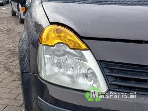 Używane Reflektor prawy Renault Modus/Grand Modus (JP) 1.6 16V Cena € 50,00 Procedura marży oferowane przez Autodemontagebedrijf De Mars