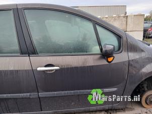 Używane Drzwi prawe przednie wersja 4-drzwiowa Renault Modus/Grand Modus (JP) 1.6 16V Cena € 40,00 Procedura marży oferowane przez Autodemontagebedrijf De Mars