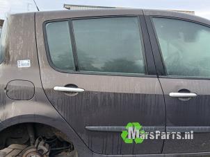 Używane Drzwi prawe tylne wersja 4-drzwiowa Renault Modus/Grand Modus (JP) 1.6 16V Cena € 40,00 Procedura marży oferowane przez Autodemontagebedrijf De Mars