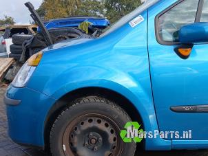 Używane Ekran lewy przód Renault Modus/Grand Modus (JP) 1.2 16V Cena € 50,00 Procedura marży oferowane przez Autodemontagebedrijf De Mars