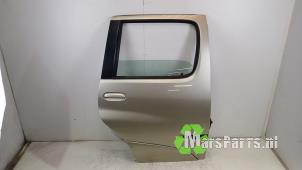 Begagnade Bakdörr, 4-dörrars, höger Toyota Yaris Verso (P2) 1.3 16V Pris € 85,00 Marginaltabell erbjuds av Autodemontagebedrijf De Mars