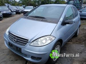 Begagnade Främre säkerhetsbälte, vänster Mercedes A (W169) 1.5 A-150 5-Drs. Pris € 45,00 Marginaltabell erbjuds av Autodemontagebedrijf De Mars